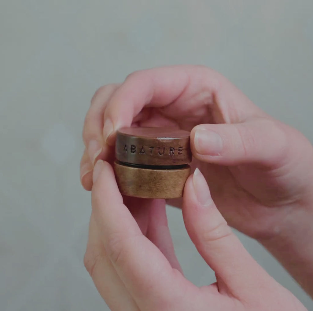 girl using mint lip scrub